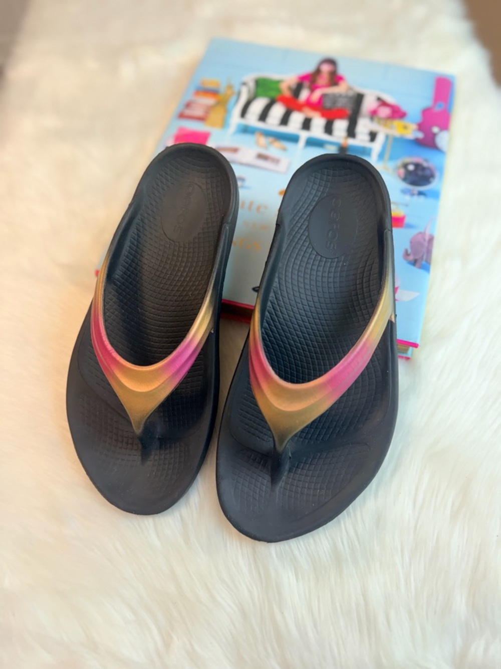 OOFOS Women's Black Sandal with Sunset Gradient Strap